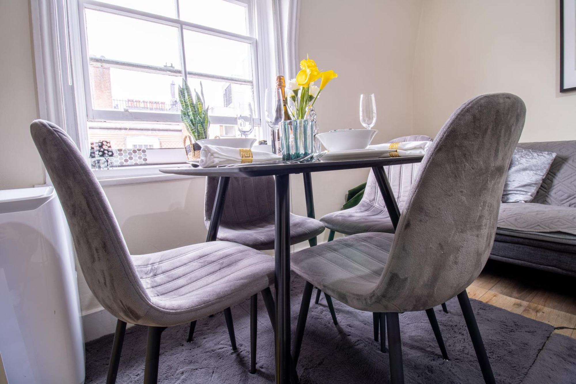 Cosy 2-Bedroom Apartment In Mayfair 8Cb - 4Th Floor No Elevator Λονδίνο Εξωτερικό φωτογραφία