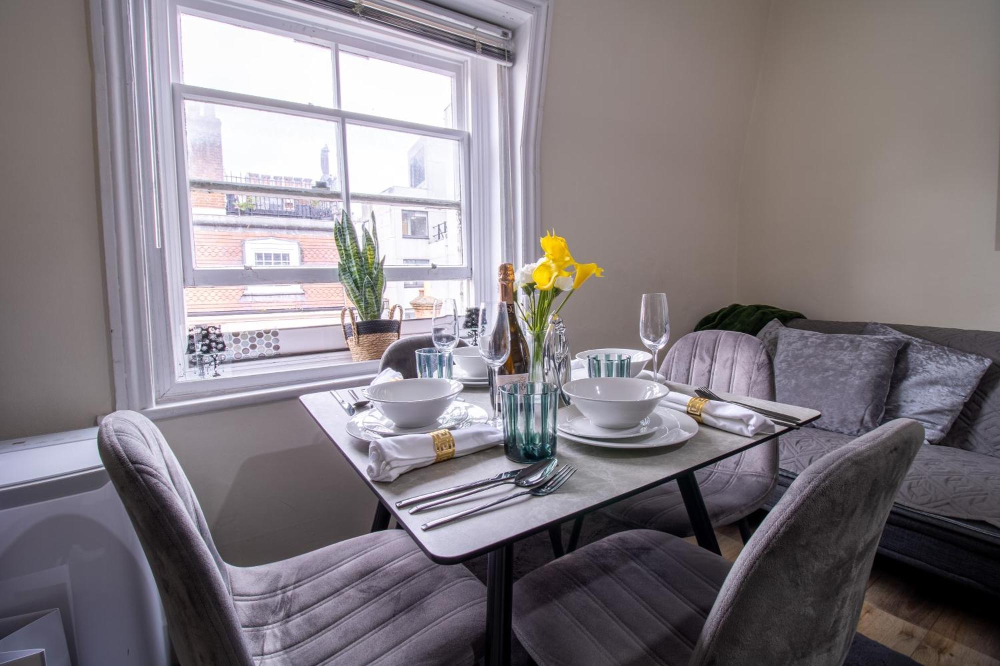 Cosy 2-Bedroom Apartment In Mayfair 8Cb - 4Th Floor No Elevator Λονδίνο Εξωτερικό φωτογραφία